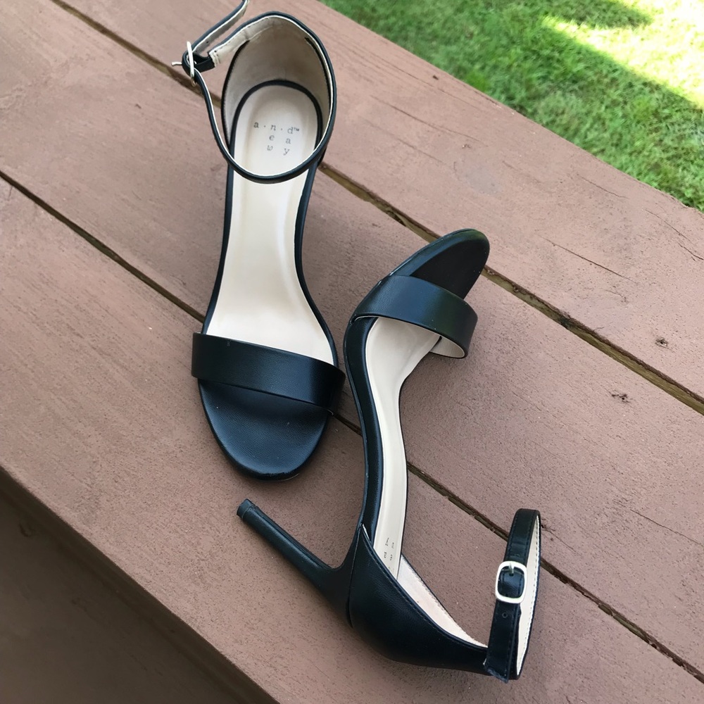 ❤️2/15❤️ Black heels size 6.5